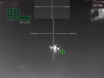 Khoảnh khắc lính dù Nga bắn hạ UAV 'khủng' của Ukraine
