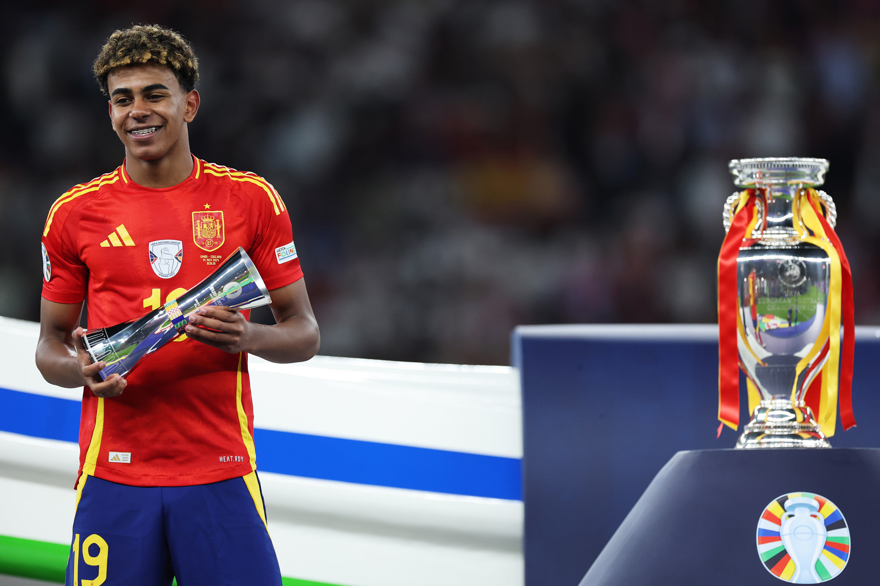 Lamine Yamal EURO 2024.jpg danh hieu.jpg