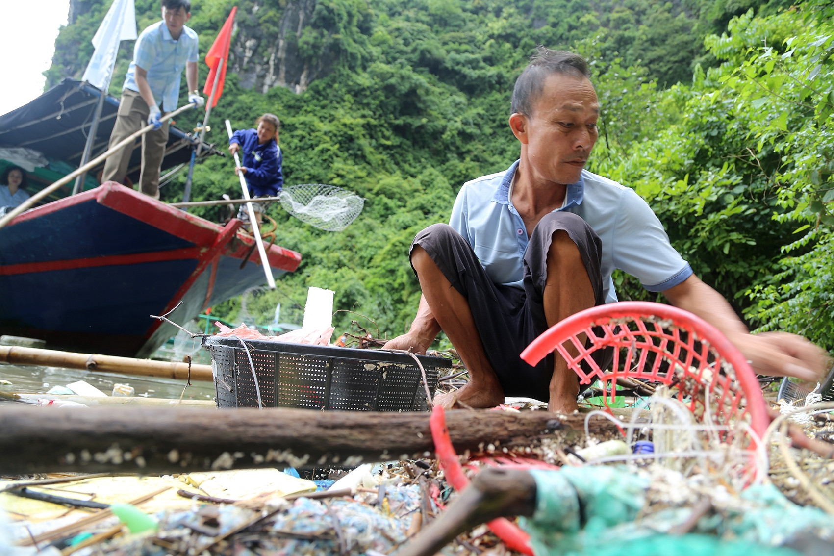 Những người âm thầm làm sạch vịnh Hạ Long