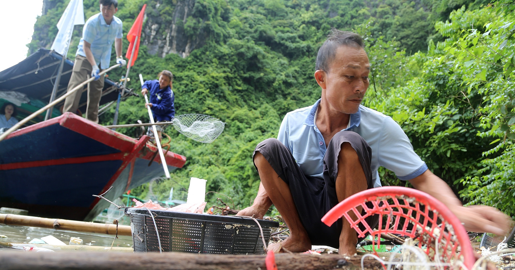 Những người âm thầm làm sạch vịnh Hạ Long