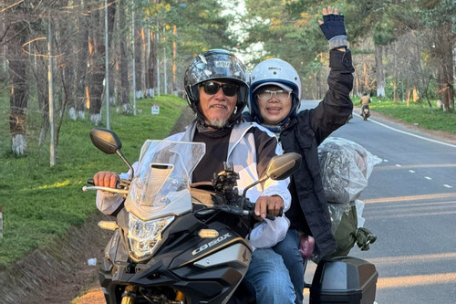 Phượt thủ TPHCM 70 tuổi lái xe máy đưa vợ vi vu khắp nơi để 'bù đắp thanh xuân'