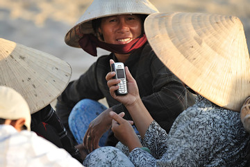 Tắt sóng 2G: Nghệ An ‘hỗ trợ người dân đổi điện thoại thông minh’