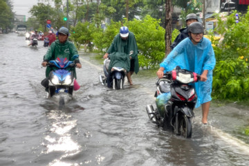 Thành phố ngập sâu sau 2 tiếng mưa lớn, Chủ tịch tỉnh Kiên Giang chỉ đạo khẩn