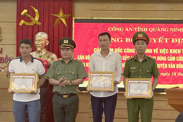 Thiếu tướng Đinh Văn Nơi tặng giấy khen 3 người cứu du khách đuối nước