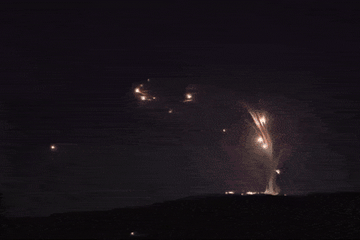 Video hàng chục quả tên lửa của Hezbollah phát nổ trên bầu trời Israel