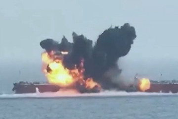 Video khoảnh khắc USV Houthi lao vào tàu chở dầu trên Biển Đỏ