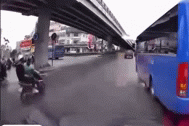 Xe buýt vượt ẩu, húc văng xe máy dưới cầu vượt ở cửa ngõ sân bay Tân Sơn Nhất