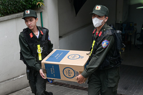 Cảnh sát đưa nhiều thùng tài liệu rời biệt thự của CEO Quốc Cường Gia Lai
