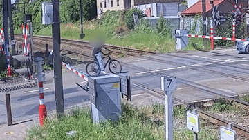 Cố vượt rào chắn đường sắt, người đàn ông thoát chết ngay trước đầu tàu hỏa