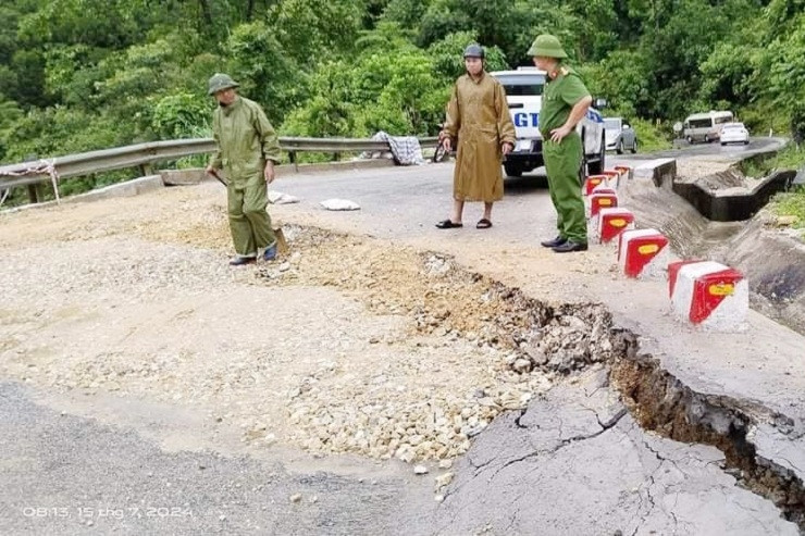 Đóng đường do sụt trượt nghiêm trọng trên quốc lộ 16 ở Nghệ An