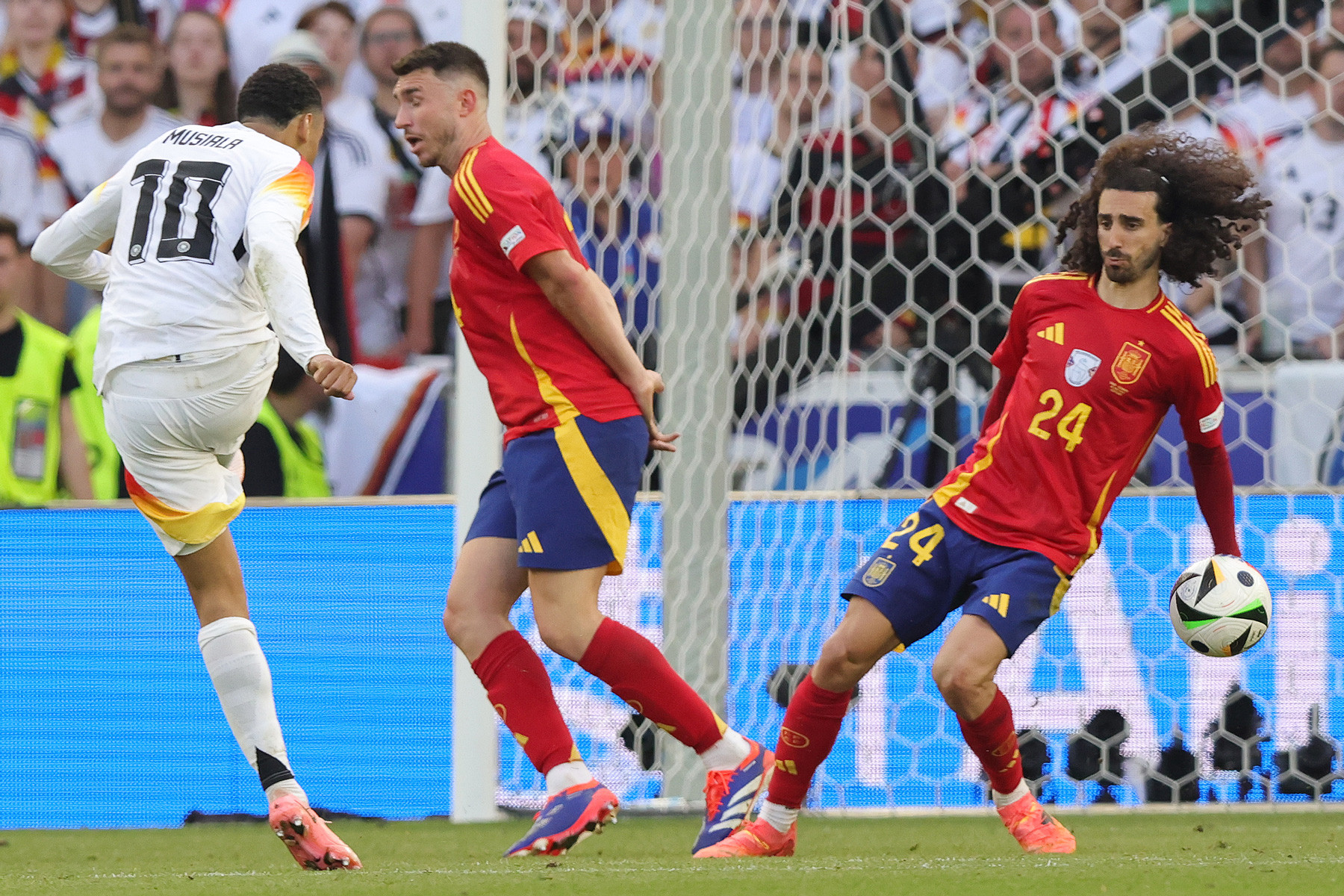 Musiala Cucurella EURO 2024.jpg