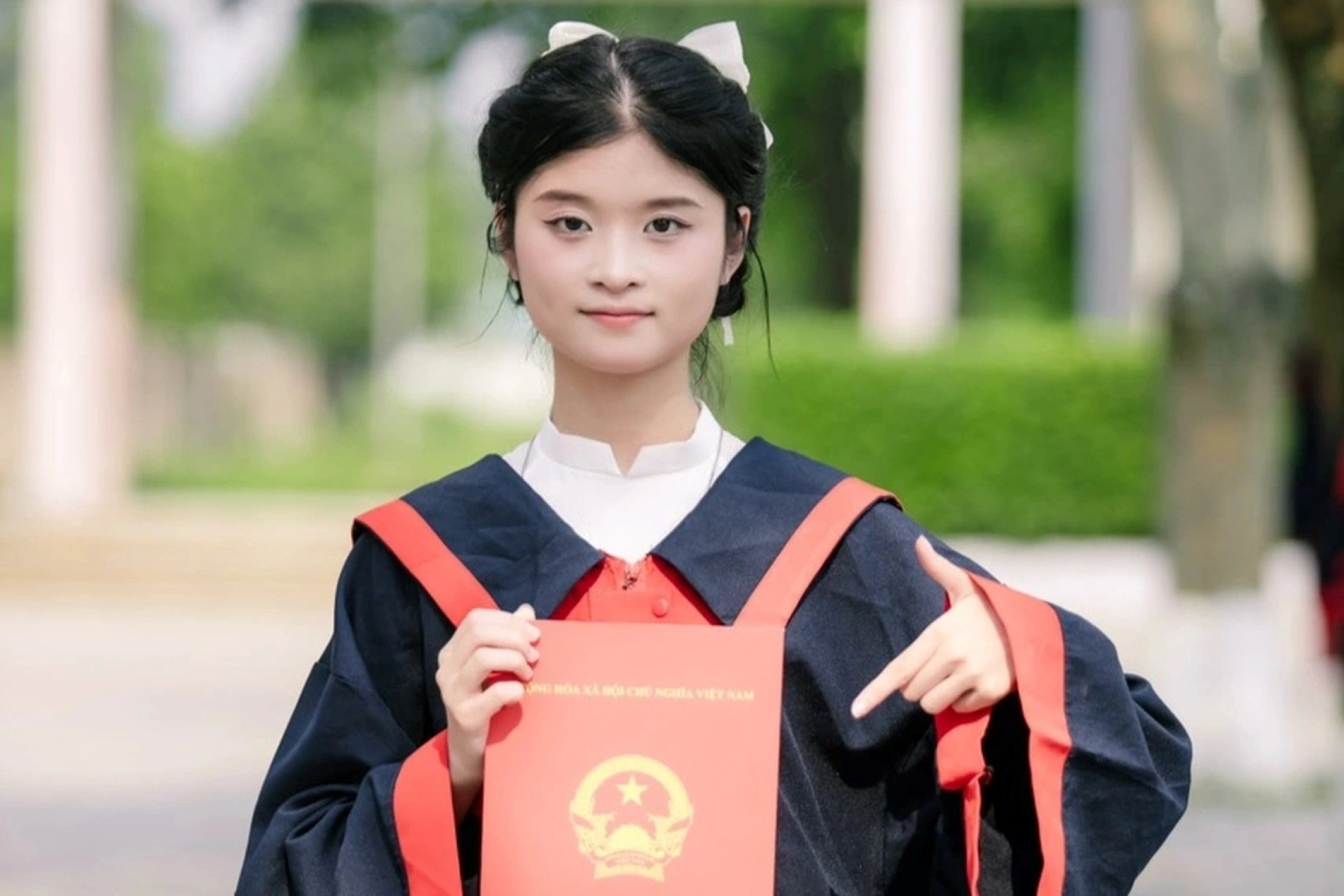 Nữ thủ khoa thi tốt nghiệp THPT ở Thanh Hóa giải 1.000 bộ đề năm học cuối cấp