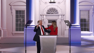 Ông Trump dành những lời có cánh cho vợ trong bài phát biểu dài kỷ lục