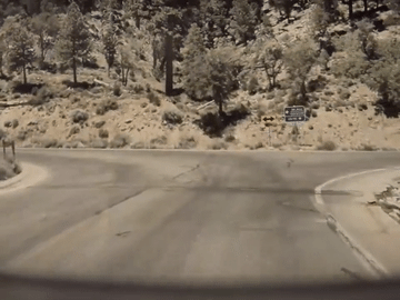 Xe Tesla do cụ ông lái bỗng tăng tốc sau khi bị xe Jeep vào cua ẩu đâm trúng