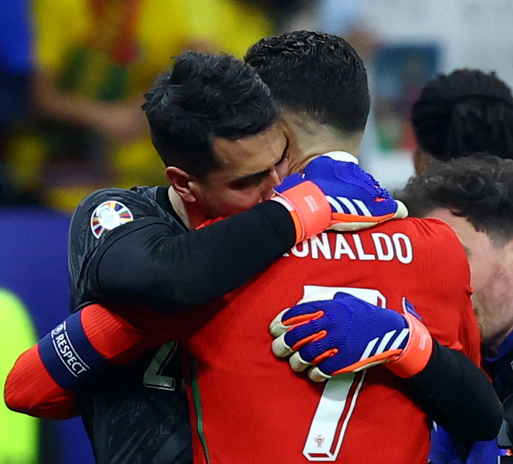 Diogo Costa 'cứu' Ronaldo, Bồ Đào Nha thắng luân lưu kịch tính Bồ Đào Nha