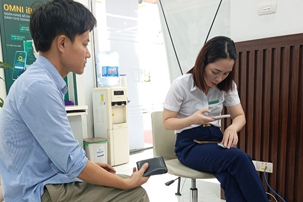 Chờ chực cả buổi, nhiều tình huống bi hài ở ngân hàng chờ xác thực khuôn mặt