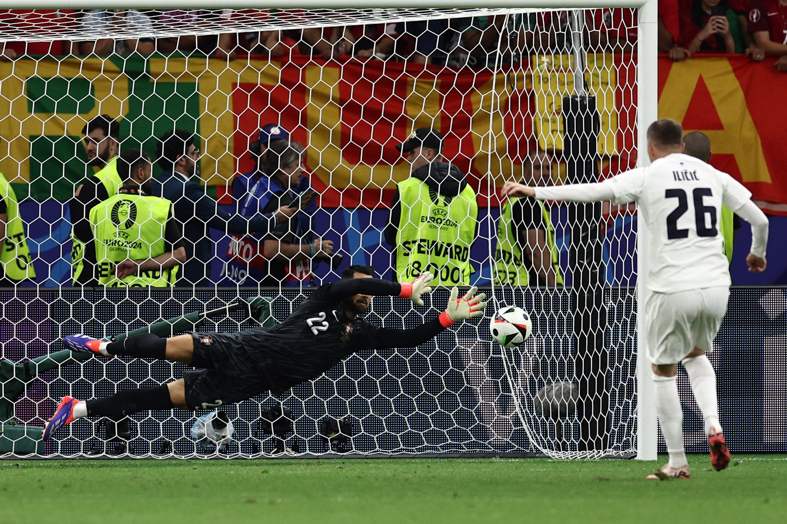 Diogo Costa Bo Dao Nha Slovenia.jpg