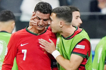 Nếu Ronaldo 'mít ướt' tiếp tục thi đấu, Bồ Đào Nha sẽ thua Pháp