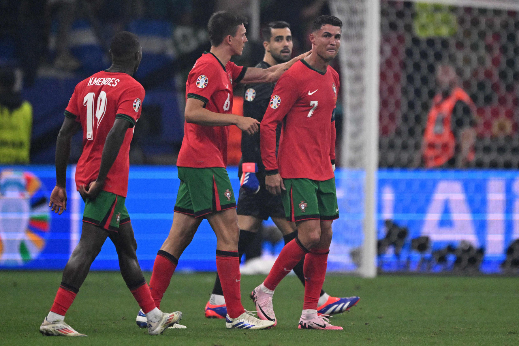 Ronaldo Bo Dao Nha Slovenia khoc.jpg