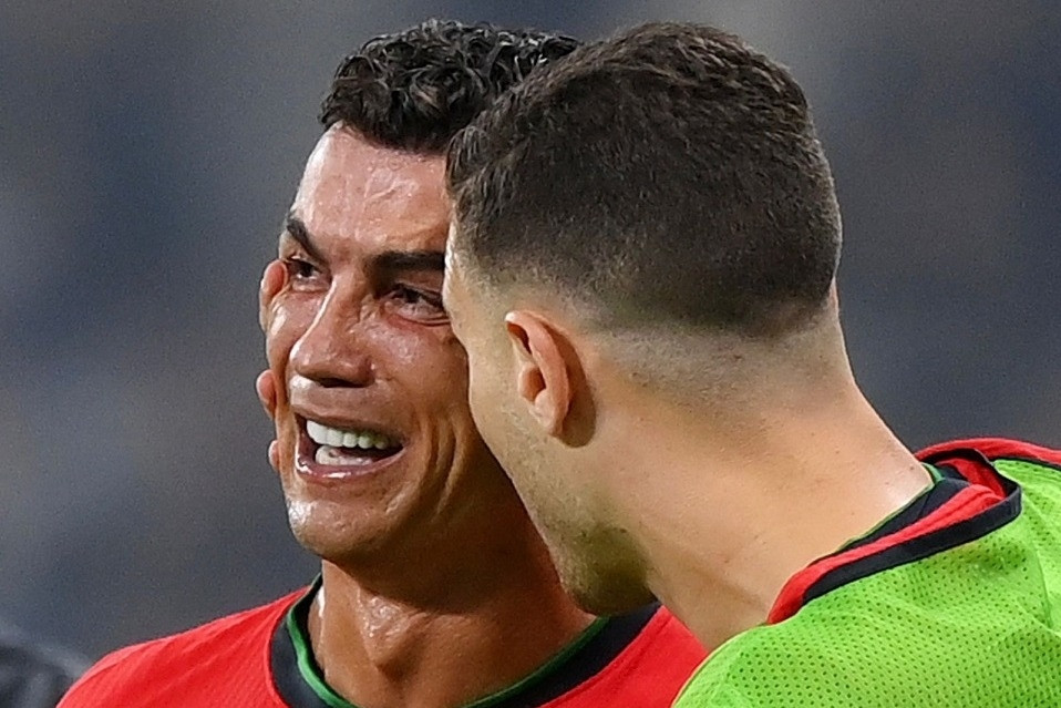 Ronaldo khóc vì sút hỏng 11m lan đi khắp EURO 2024, sửng sốt sự thật