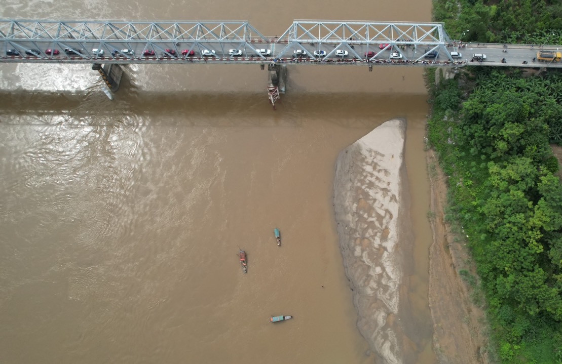 Tài xế bỏ ô tô giữa cầu Phong Châu, nghi nhảy xuống sông tự tử