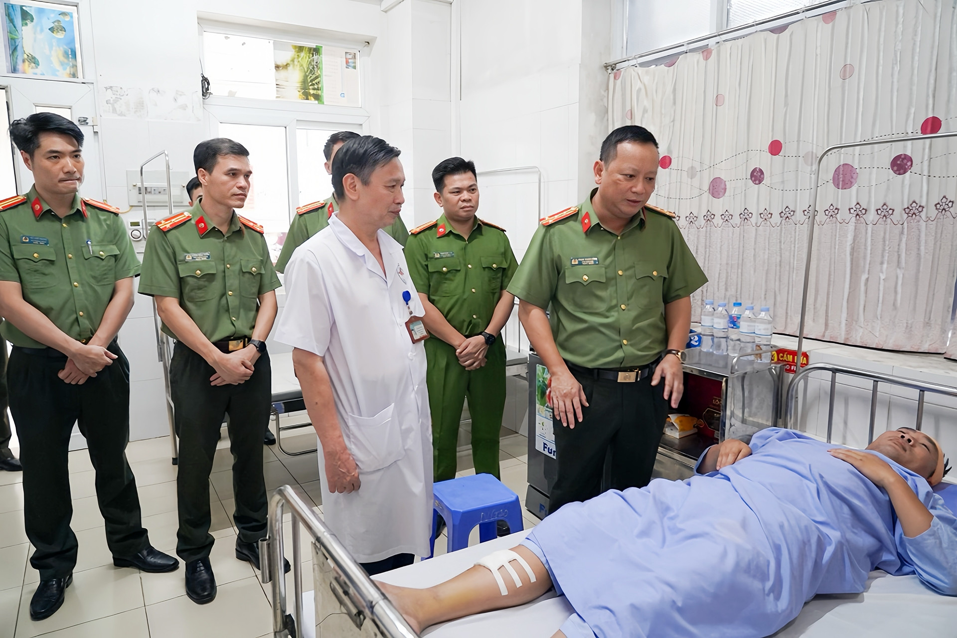 Tạm giữ hình sự đối tượng phóng xe máy tông đại úy công an ở Hà Nội