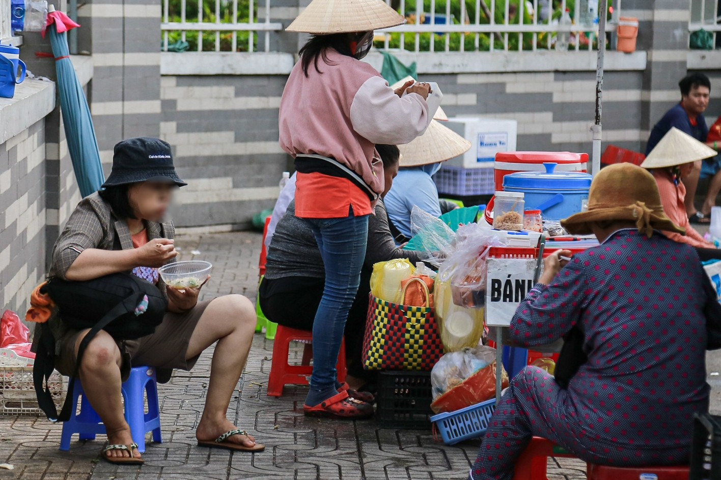 Thực phẩm bẩn 'bủa vây' các bệnh viện ở TP.HCM