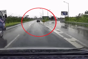 Xe Camry đi lùi trên cao tốc, nam tài xế khi bị nhắc còn lớn tiếng chửi lại