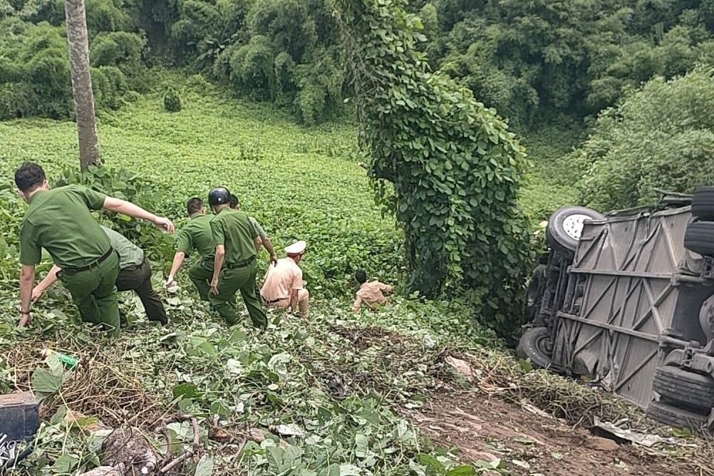 Xe du lịch lao xuống vực sâu ở Đắk Nông đã hết hạn kiểm định