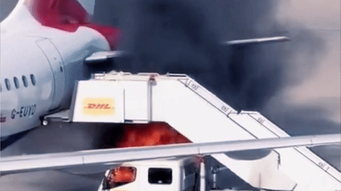 Xe thang bất ngờ bốc cháy dữ dội ngay cạnh máy bay Airbus A320 đang đỗ ở nhà ga