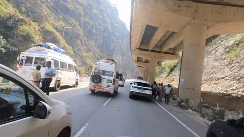 Mở cửa bất ngờ hạ gục xe máy, hành khách trên xe Hyundai Creta vẫn cãi cùn