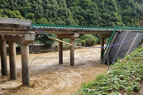 Sập cầu cao tốc ở Trung Quốc, 11 người chết, 30 người mất tích