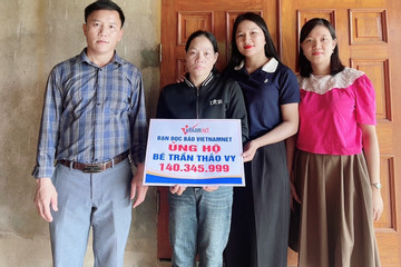Trao hơn 140 triệu đồng tới em Trần Thảo Vy ở Hà Tĩnh