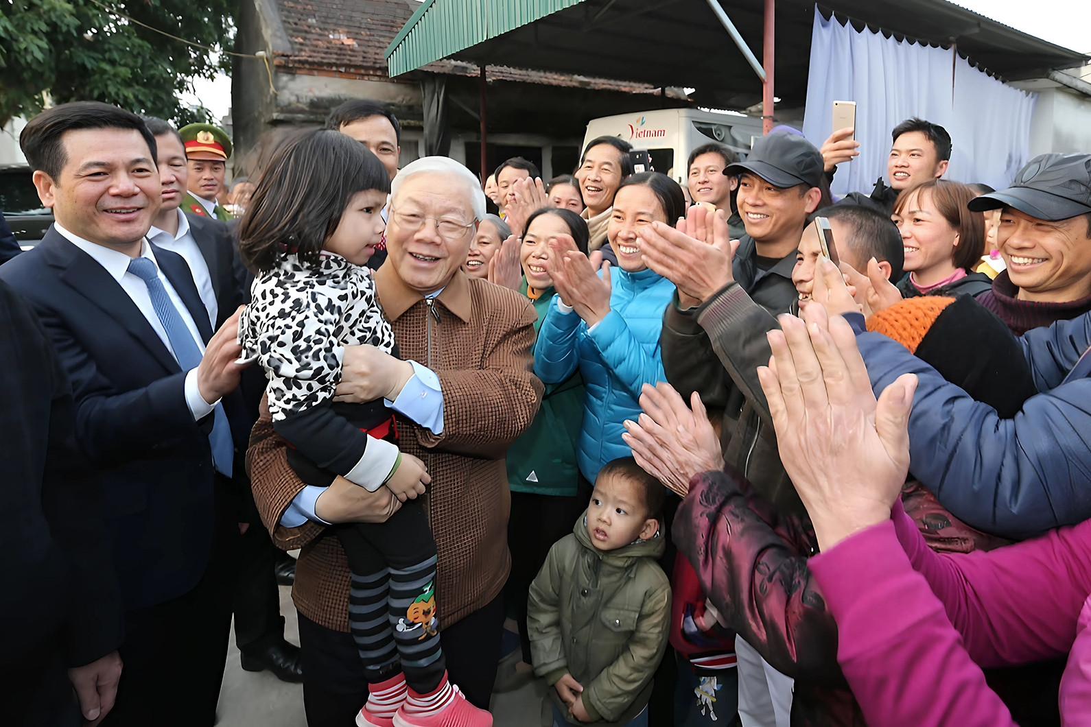 Khoảnh khắc Tổng Bí thư Nguyễn Phú Trọng trong lòng người dân Việt Nam