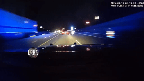 Truy đuổi gắt gao siêu xe chạy quá tốc độ, xe cảnh sát đâm hỏng Mercedes của dân