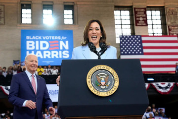 Bà Kamala Harris liệu có chắc suất thay ông Biden 'đấu chung kết' với ông Trump?