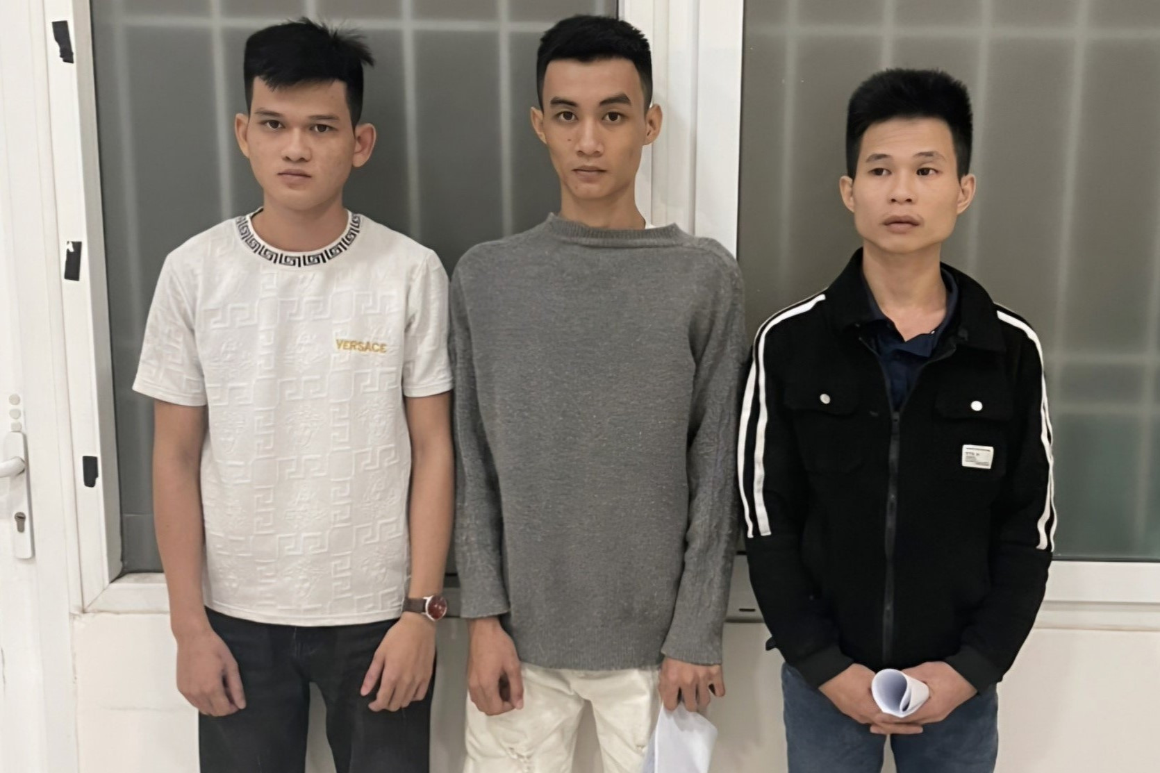 Dừng đèn đỏ, người đàn ông bị 3 thanh niên đánh bất tỉnh, cướp tài sản