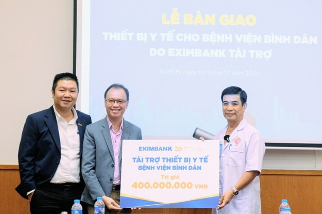 Eximbank tặng thiết bị y tế trị giá 400 triệu đồng cho Bệnh viện Bình Dân