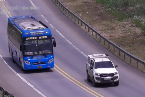 CSGT ghi hình ô tô chạy ẩu trên cao tốc, hàng loạt tài xế nhận 'tráp' phạt nguội