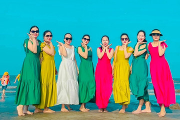 Gia đình ở Nghệ An có 8 con gái xinh đẹp, cùng nhau theo ngành y, dược