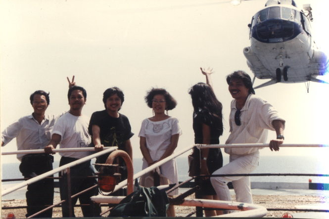 Nhóm Du ca ĐỒng Nội ngoài giàn khoan 1982.jpg