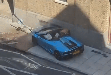 Siêu xe Lamborghini húc đổ cột điện, tài xế bỏ trốn khỏi hiện trường