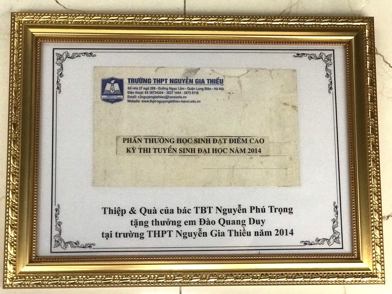 TBT Nguyễn Phú Trọng tặng học sinh.jpg