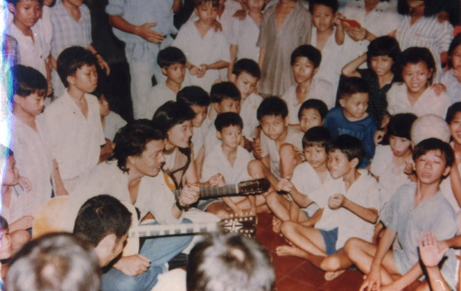 Tran Tien hat voi trẻ mồ côi trại Gò Vấp 1992.jpg