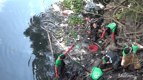 400 bạn trẻ 'kỳ lạ' ở Hà Nội, rủ nhau ngâm mình dưới sông rác