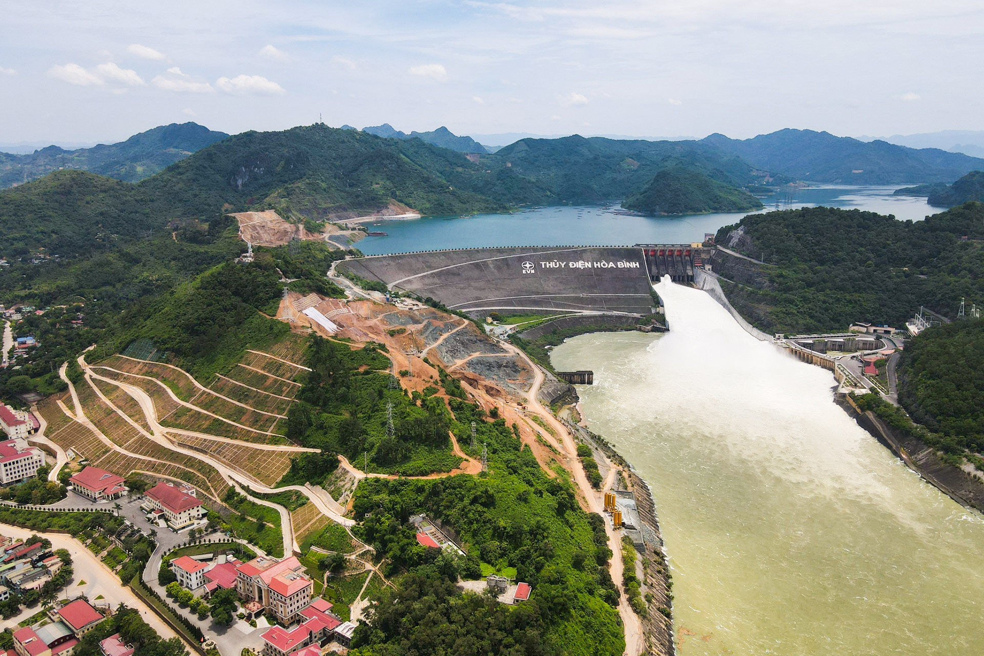 Ảnh hưởng mưa lớn sau bão số 2, Thủy điện Hòa Bình mở cửa xả đáy thứ 3