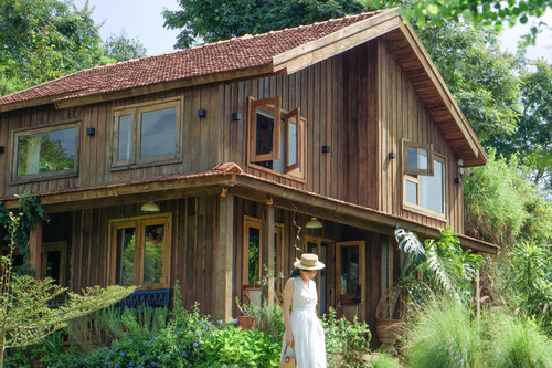 Cặp đôi dành 6 tháng biến đất hoang thành ngôi nhà gỗ đẹp như cổ tích ở Lâm Đồng