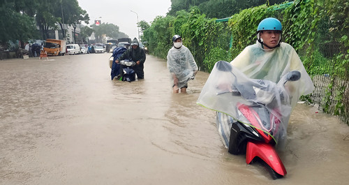 Đại lộ Thăng Long ngập sâu, giao thông ùn tắc nghiêm trọng