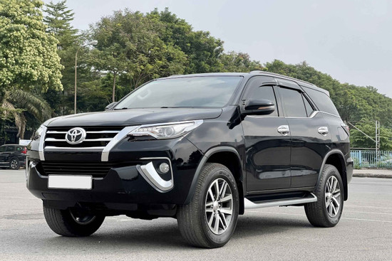 Giá hơn 800 triệu, nên mua Toyota Fortuner 2018 rộng rãi hay SUV cỡ C đời mới?