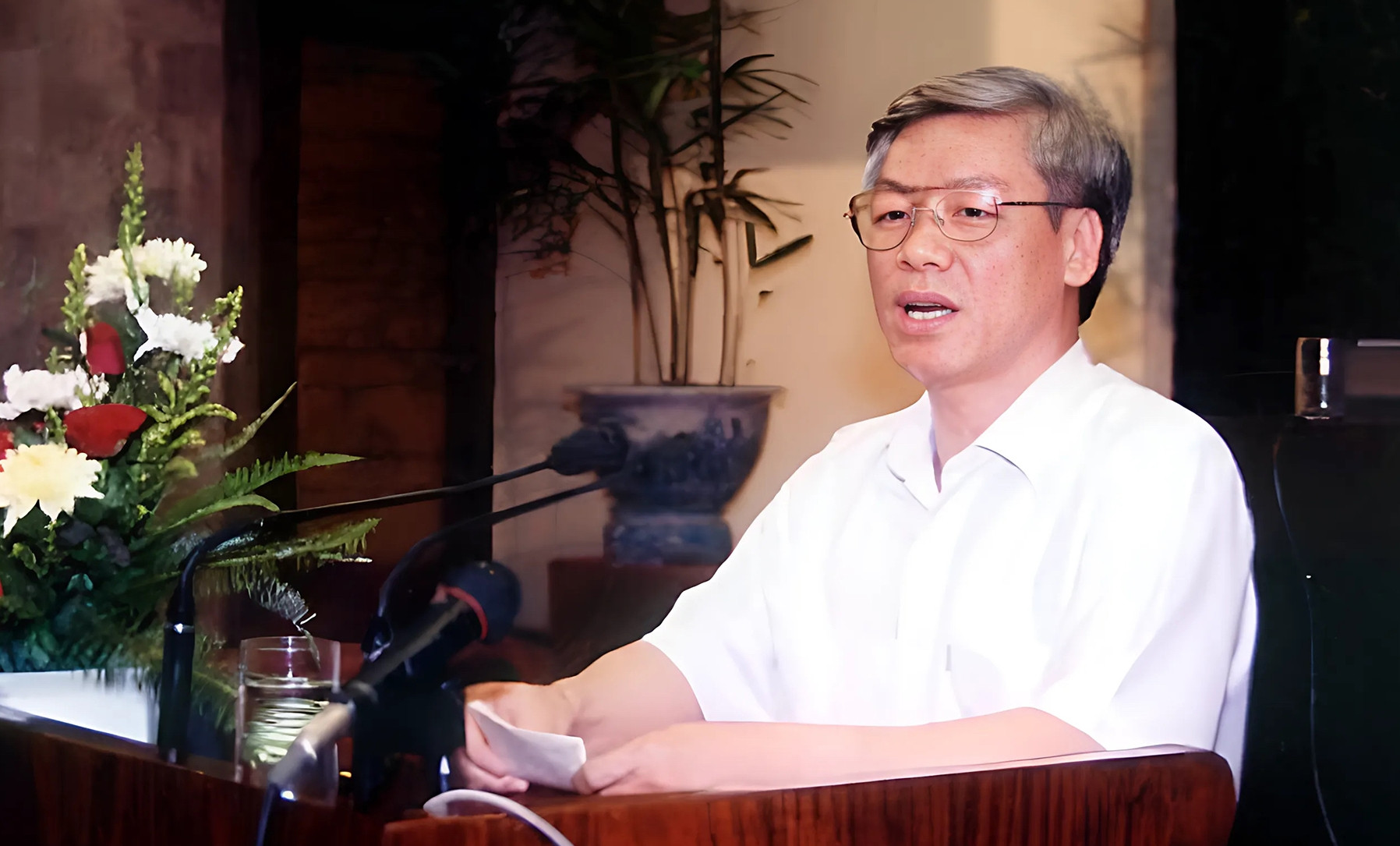 Giữa ngày mưa rét, Bí thư Thành ủy Nguyễn Phú Trọng ngồi sau xe máy đến thăm dân